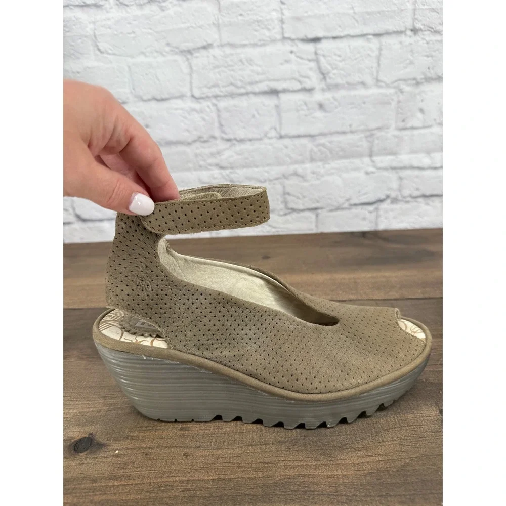 FLY London Taupe Perforated Wedge Sandals EU 39 Comfort Boho Lagenlook Shoes